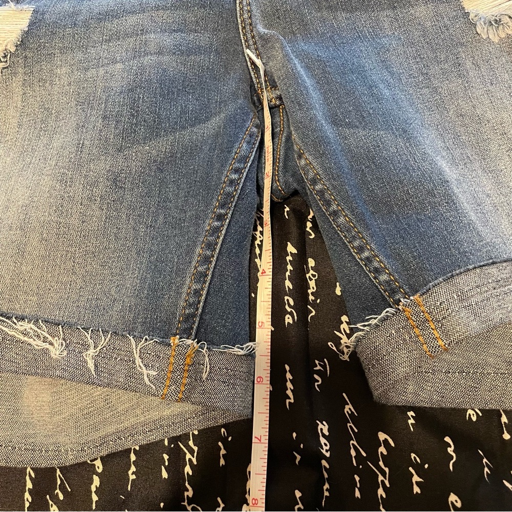 Distressed cuffed shorts - Picture 3 of 7